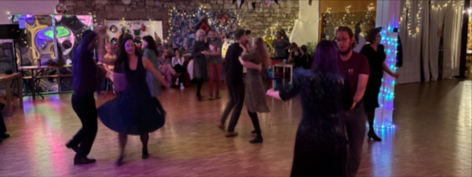 Tanzfläche voller Paare.